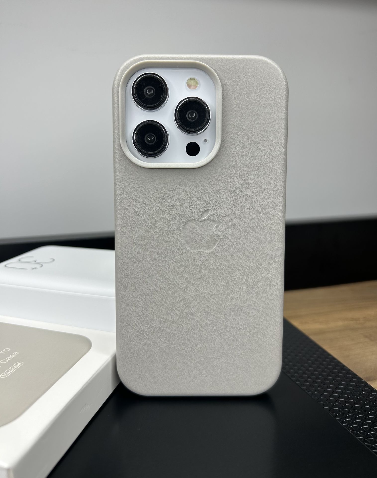 Apple MagSafe Özellikli Deri Kılıf - Titanyum