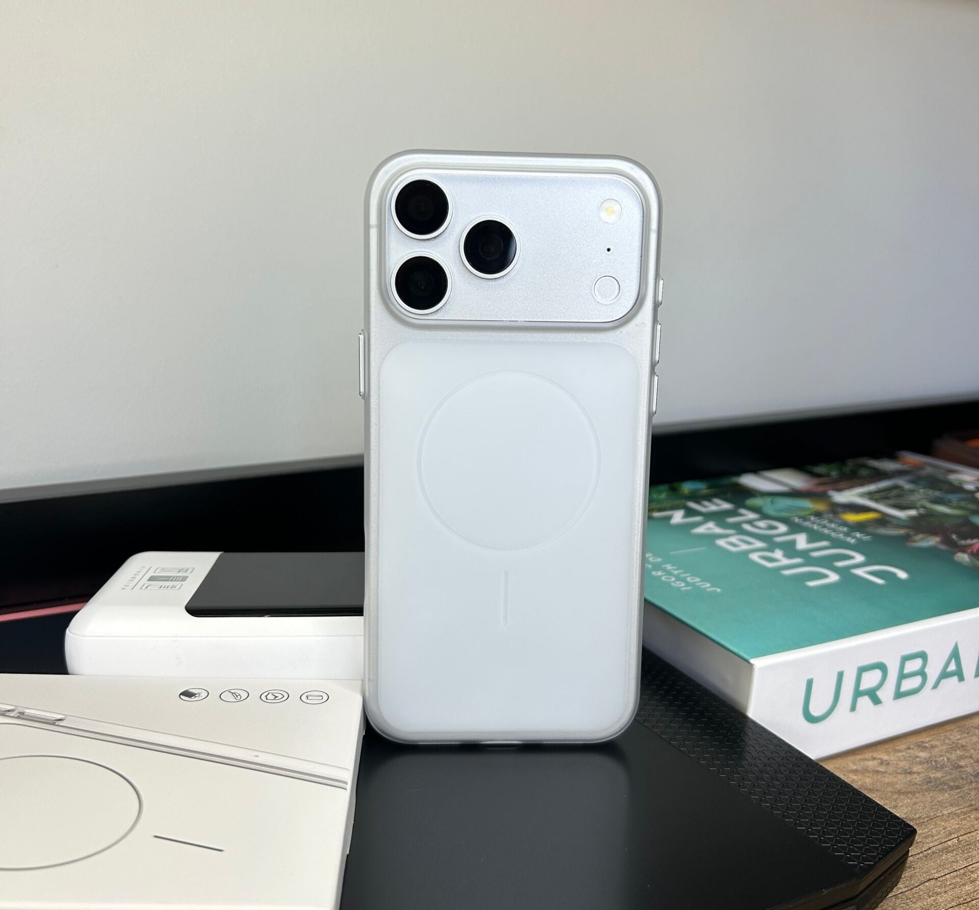 Premium Texture MagSafe Şeffaf Kılıf - White