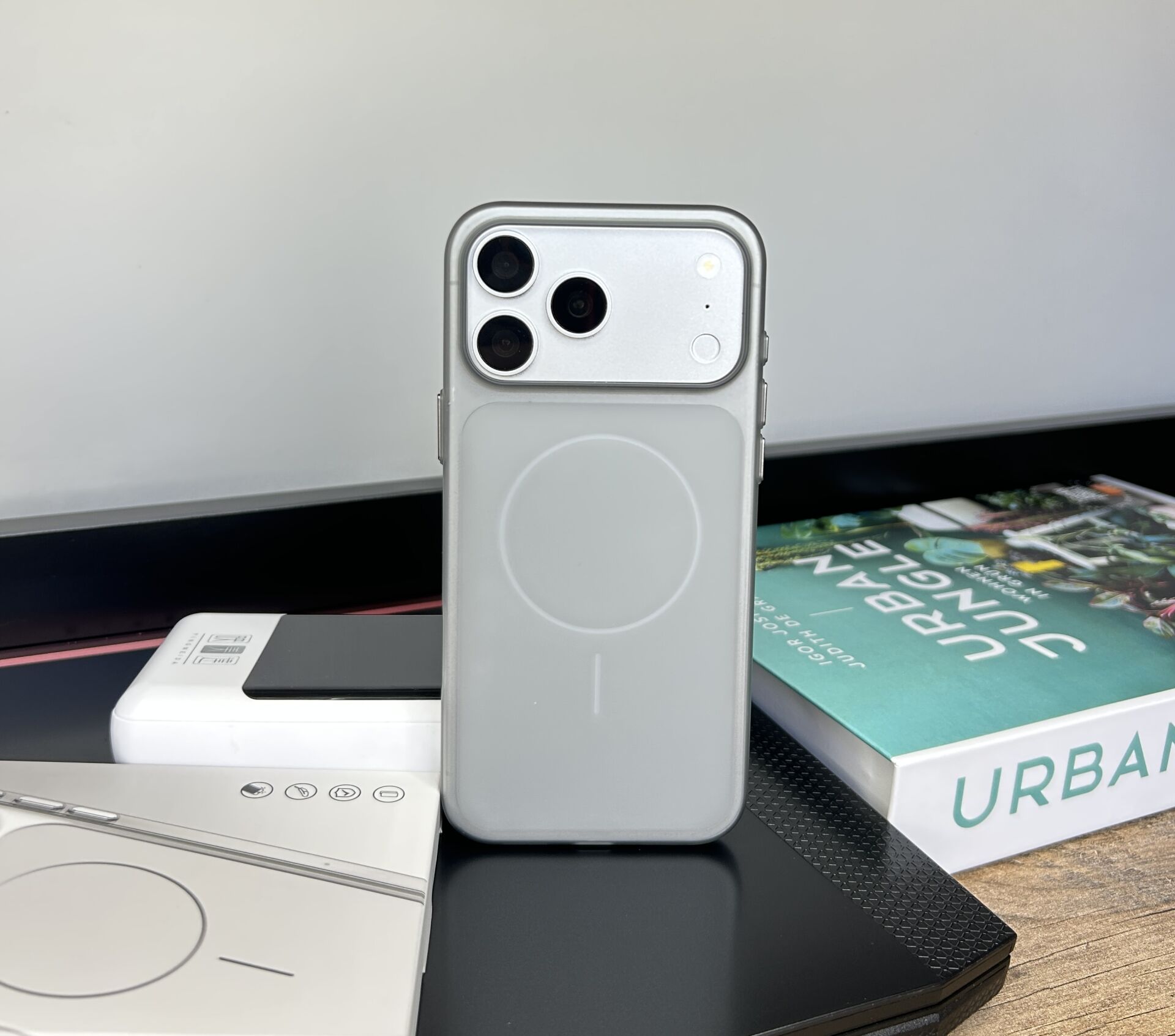 Premium Texture MagSafe Şeffaf Kılıf - Titanyum
