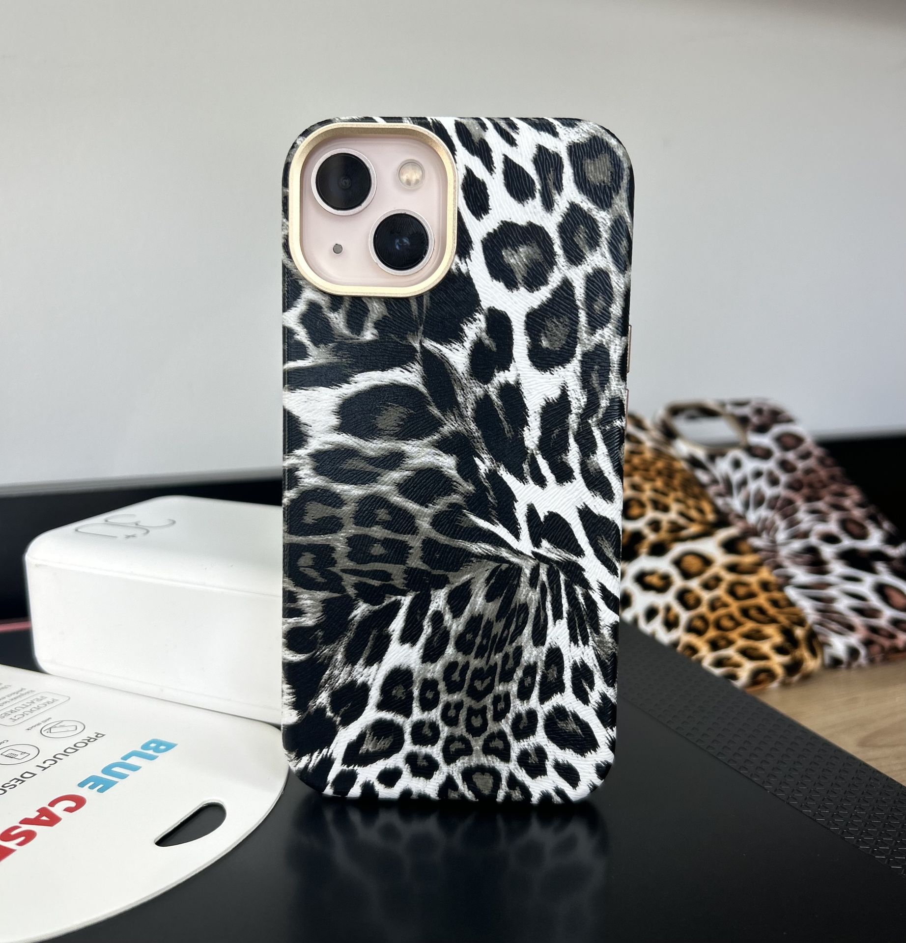 Leopar Desenli Deri Kılıf - Black