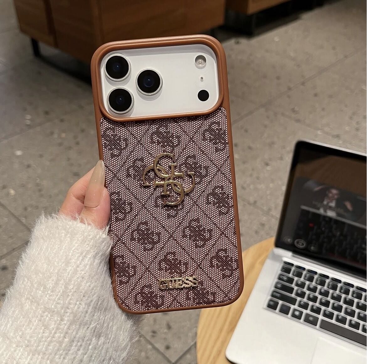 iPhone Guess Lansman Deri Kılıf - Kahverengi
