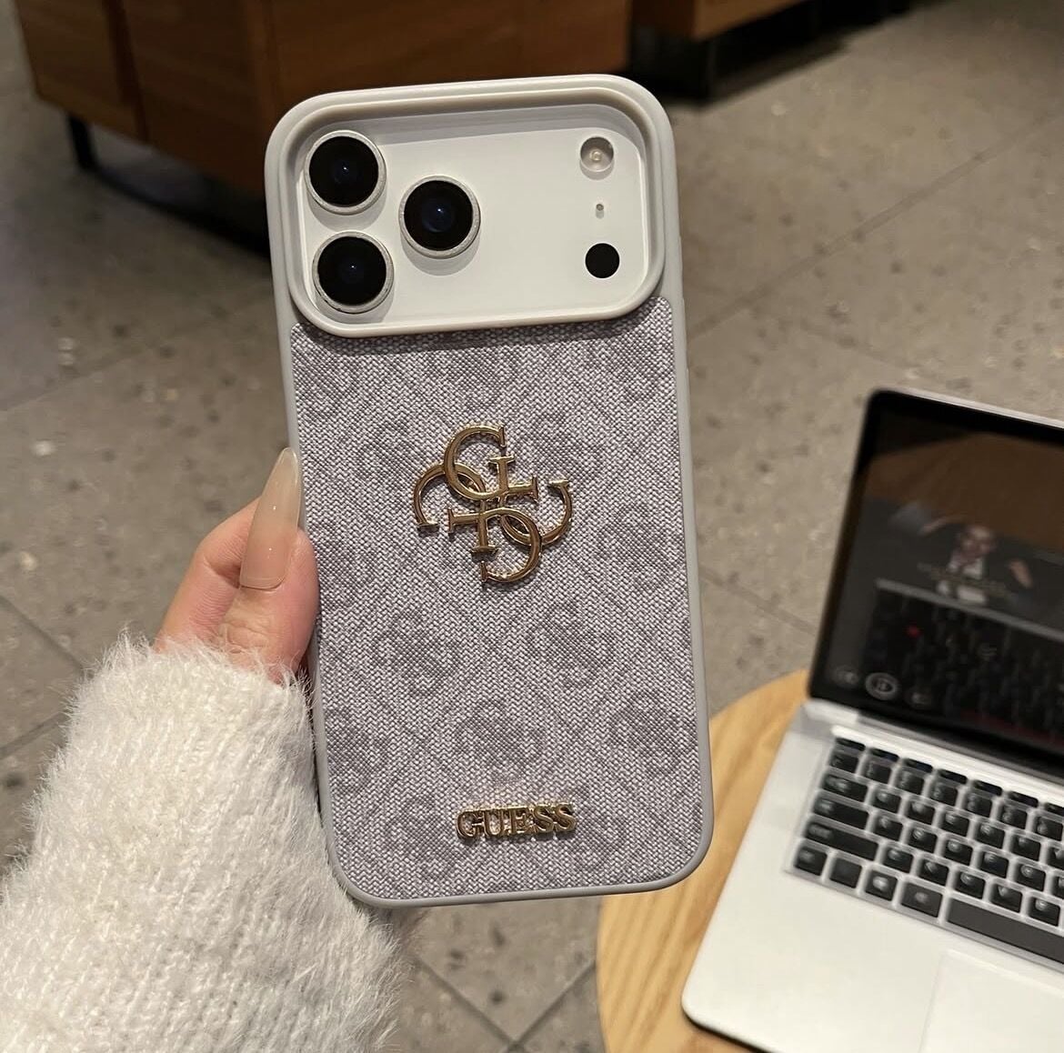 iPhone Guess Lansman Deri Kılıf - Titanyum